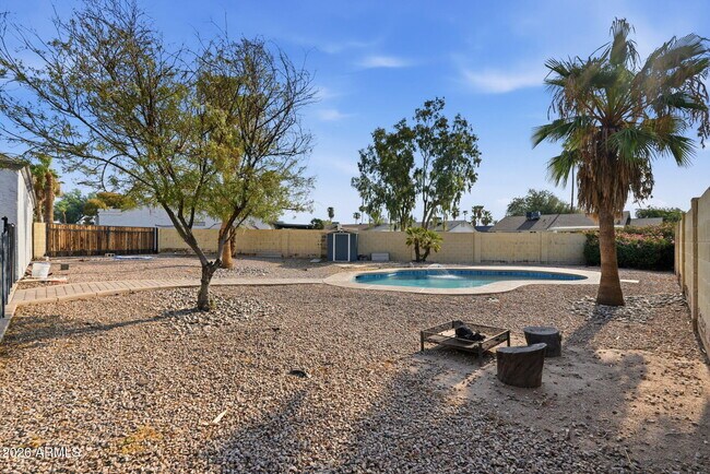 Building Photo - 1735 E Stephens Dr