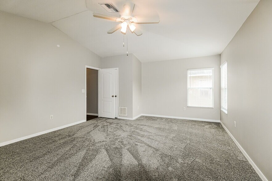 Building Photo - 10138 Perthshire Cir