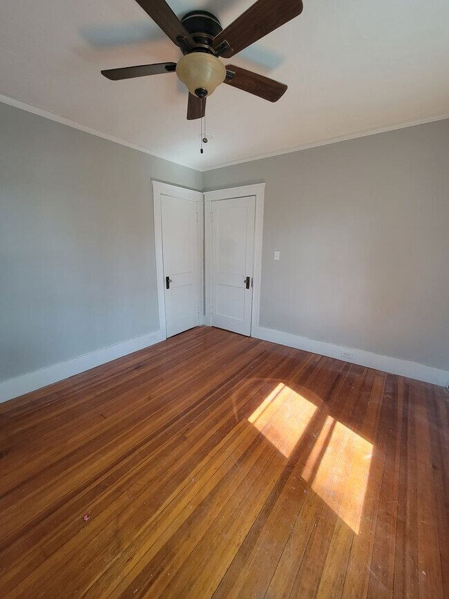 Building Photo - 4 Bedroom Single Family House Available Now!