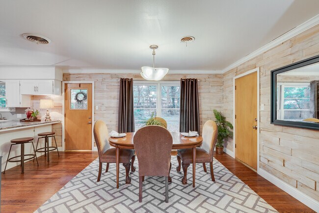 Dining - 2515 Sherwood St