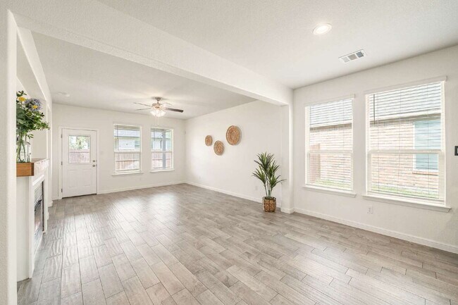 Building Photo - Modern Elegance Meets Everyday Comfort in ...