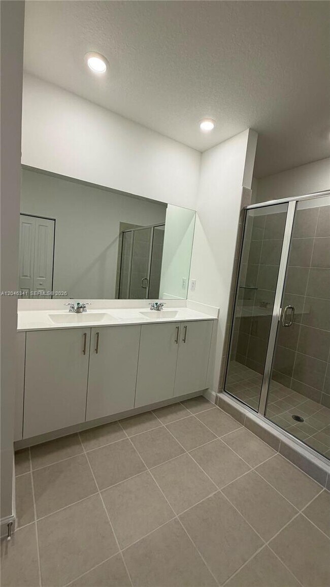 Building Photo - 2475 SE 29th Dr