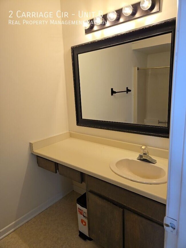 Building Photo - 2 Carriage Cir