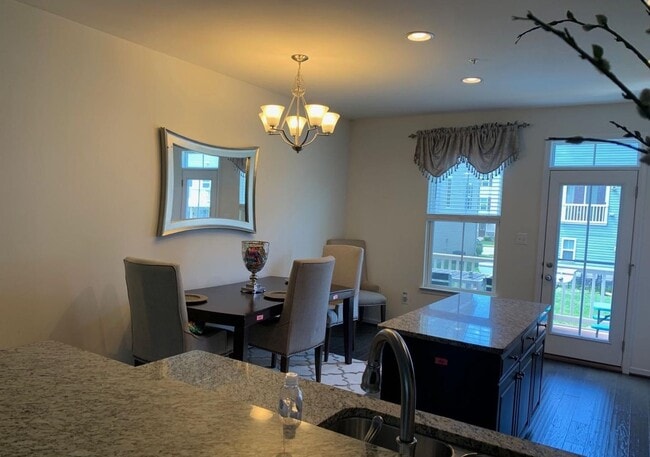 Building Photo - Captivating 3 BR/3 BA Townhome in Glen Bur...