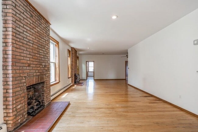 Building Photo - 212 Warren St