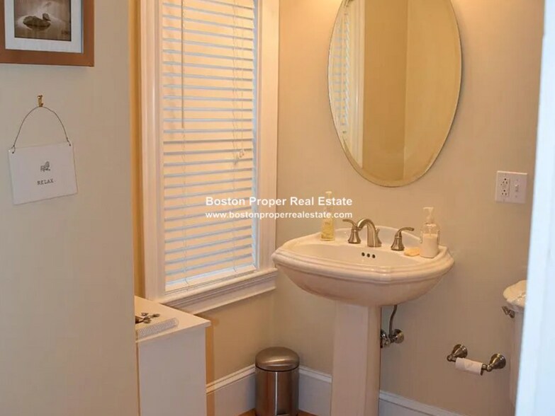 Building Photo - 95 W 7th St