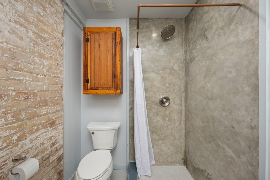 Master bath shower - 1500 E Madison St