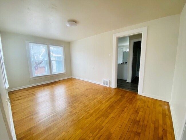 Building Photo - 997 Shawano Ave