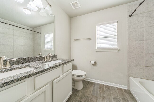 Building Photo - 303 Woodhaven Dr