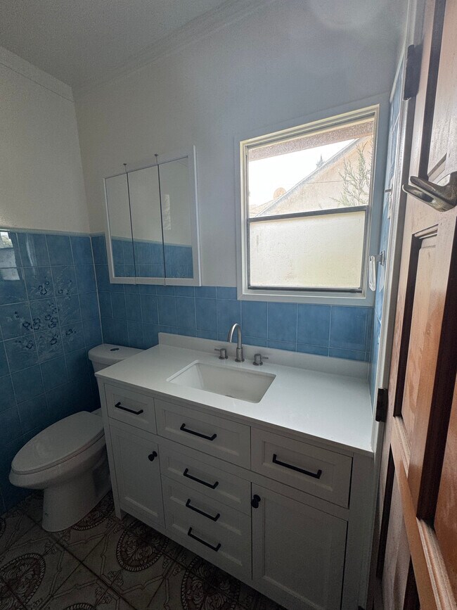 Full bathroom (newly remodeled) - 1536 North Mariposa Avenue