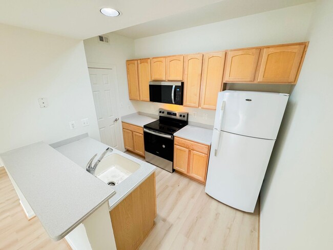 Building Photo - Beautiful 1 Bed 1 Bath Condo With Patio In...