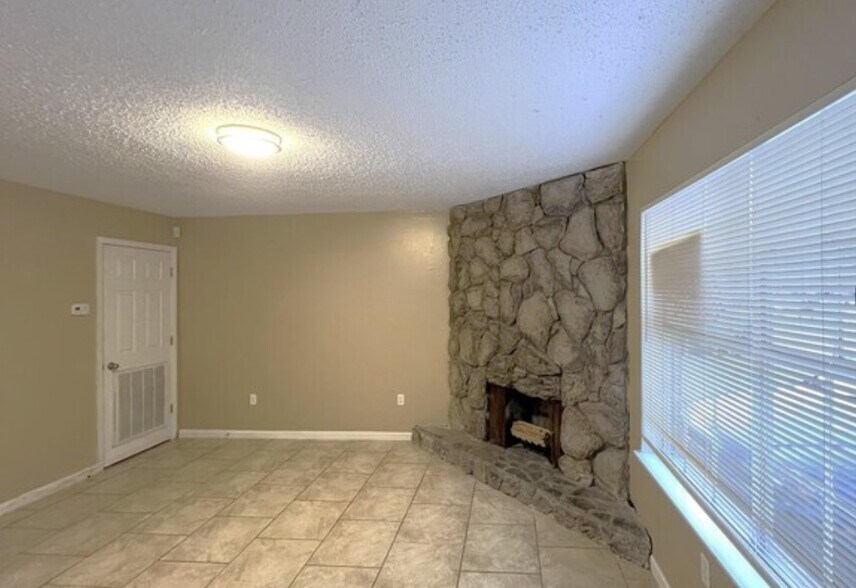 Living room - 1012 Seville Ave