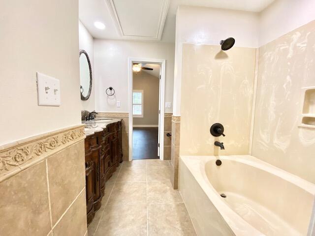 Building Photo - 213 Parkwood Cir