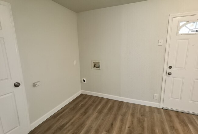 Building Photo - 4 Bedroom 2 bath in Valley High