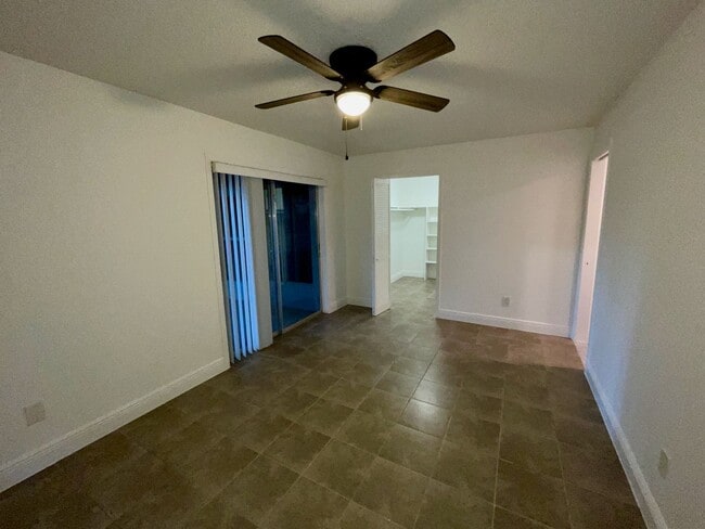 Building Photo - Southern Oaks 2 / 2 with Office & Sun Room