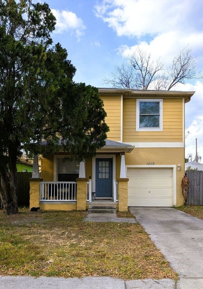 Building Photo - In the Heart of Down Town Orlando, 3 bedrooms house with lawn care service included