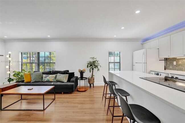 Building Photo - 815 NE 28th St