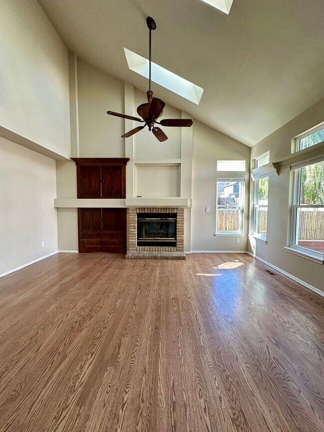 Building Photo - Beautifully Updated 5-Bedroom Home Near Ut...