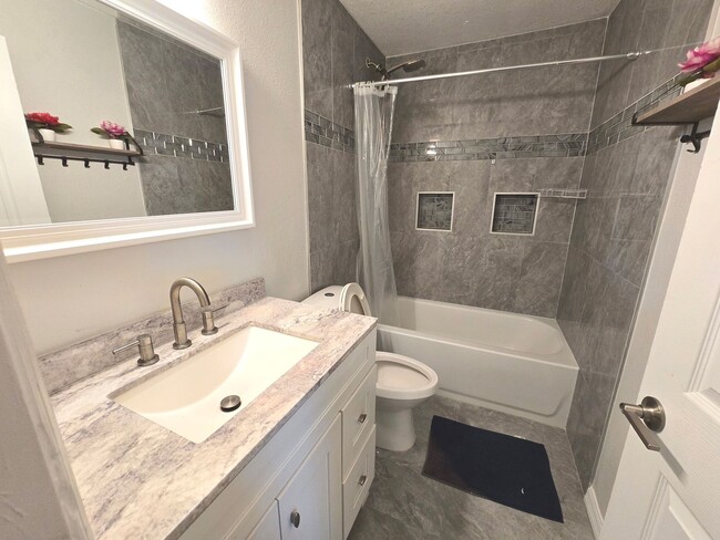 Building Photo - Deland  - 2 Bedroom, 2 Bathroom -  $1,695.00