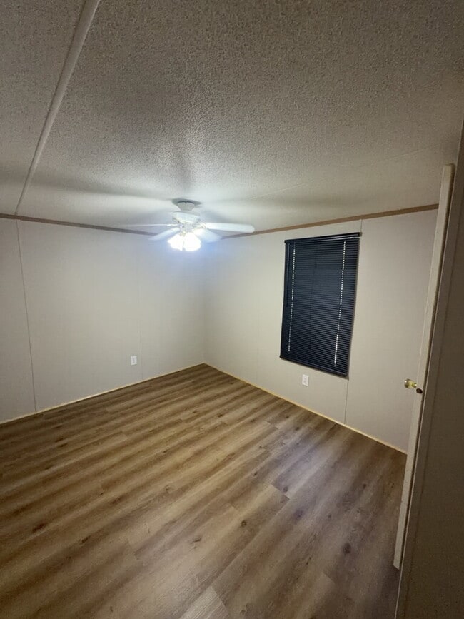 Building Photo - Charming 2 Bedroom Mobile Home