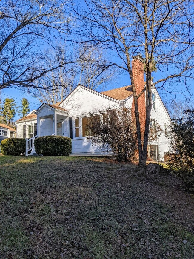 Building Photo - Beautiful Asheville Rental in the Malvern Hills Neighborhood!