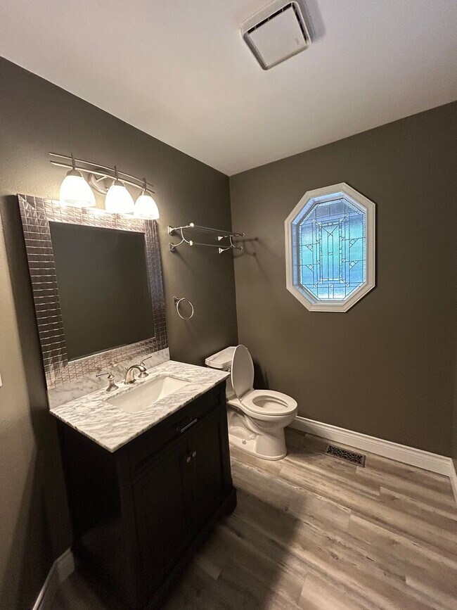 Building Photo - For Rent – Stunning 4-Bedroom NW Contempor...