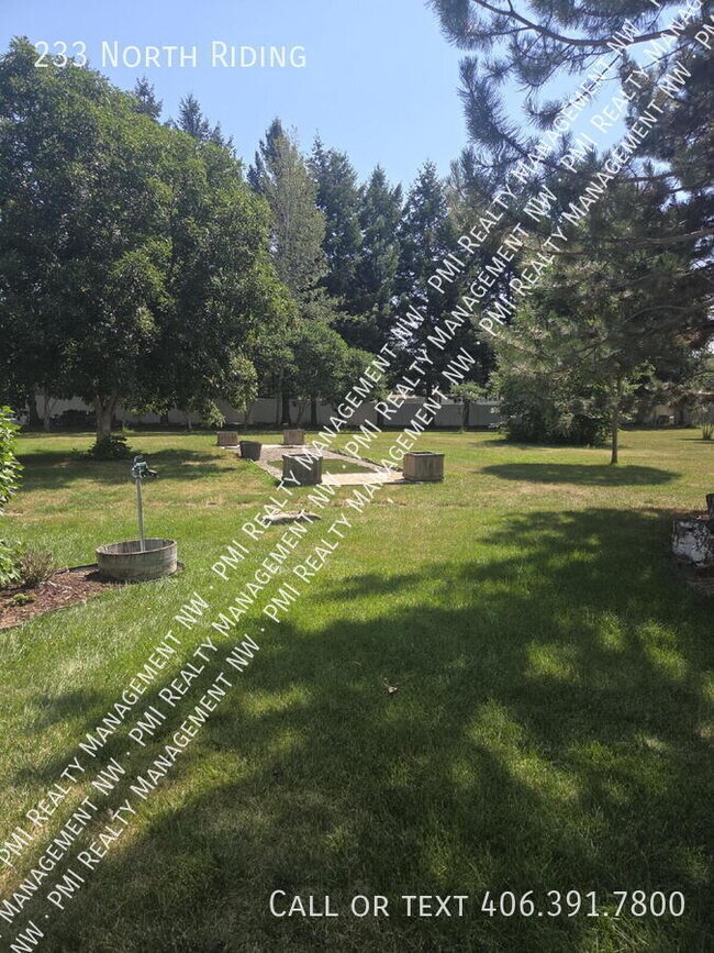 Building Photo - 233 North Riding-