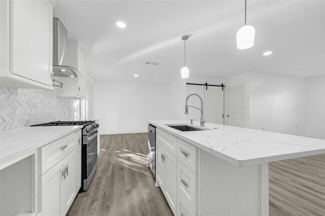 Building Photo - 6014 Belarbor St