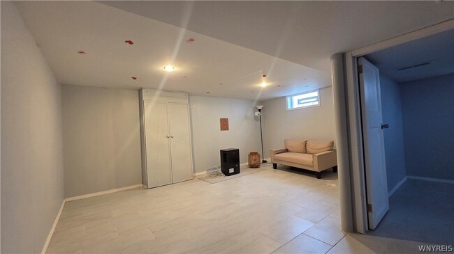 Building Photo - 1 Cresthaven Dr