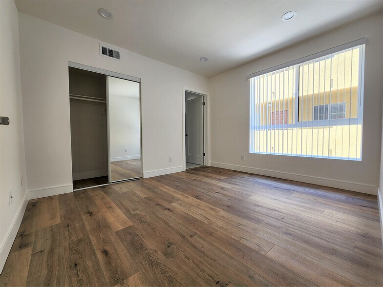 Building Photo - 543 N Kingsley Dr