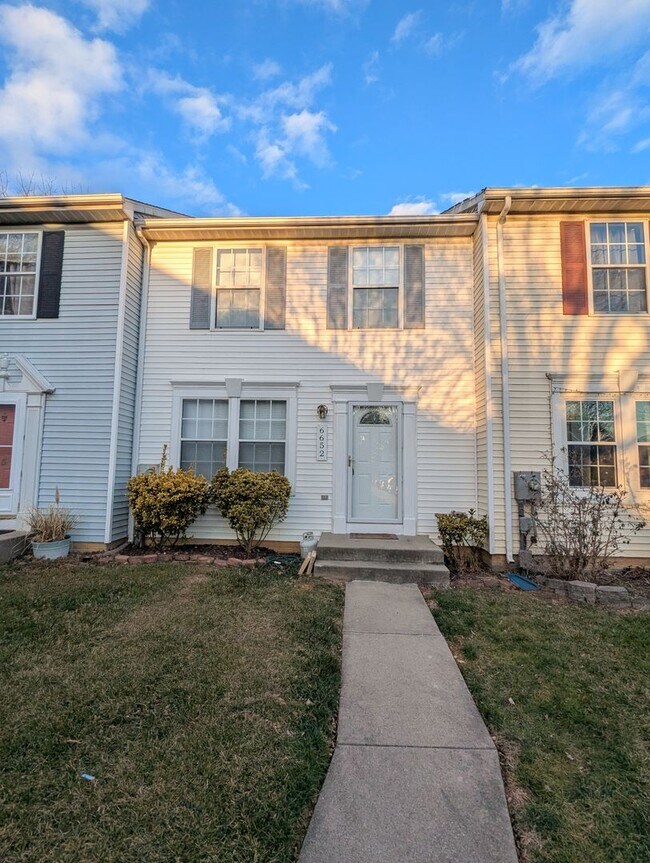 Building Photo - Well maintained townhouse in Robin Meadows Community with updated features available now!