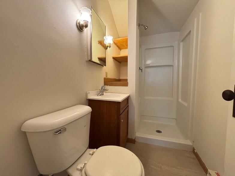 Bathroom - 644 Galloway St