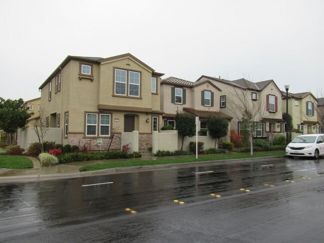 Building Photo - 2 STORY HOME IN WESTPARK VILLAGE CENTER ROSEVILLE WITH SOLAR!