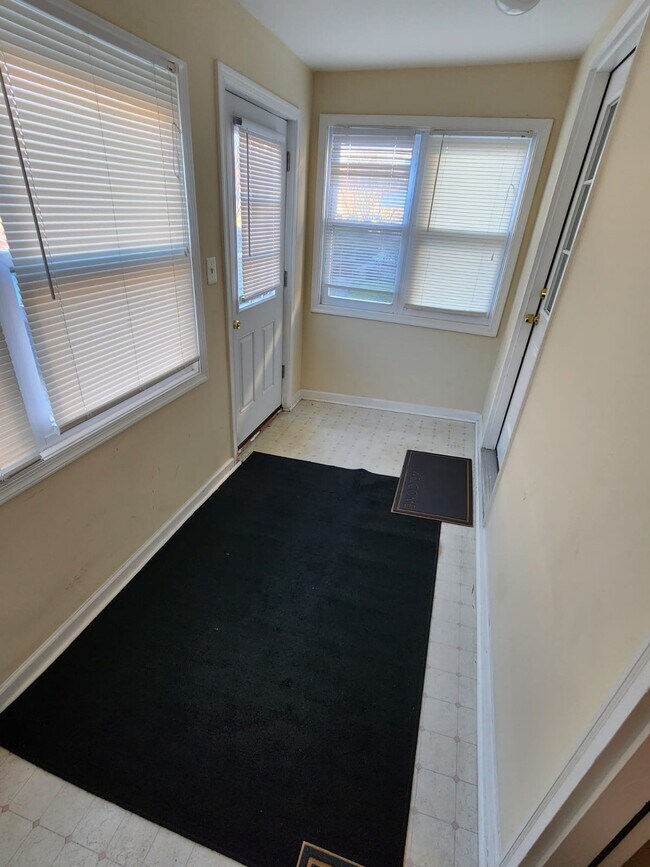 Entry Way - 6107 Danville Ave