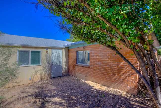 Building Photo - 2555 E Fort Lowell Rd