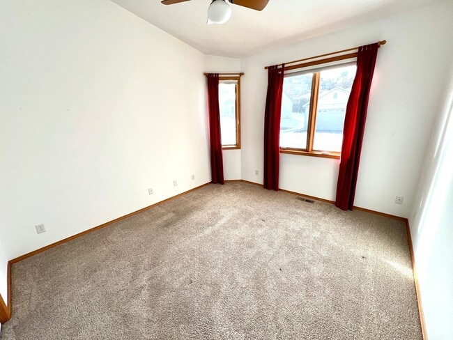 Building Photo - Dog Friendly 3 bed 2 bath Home