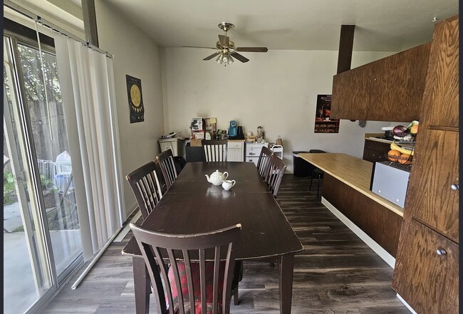 Building Photo - 1016 Drake Dr