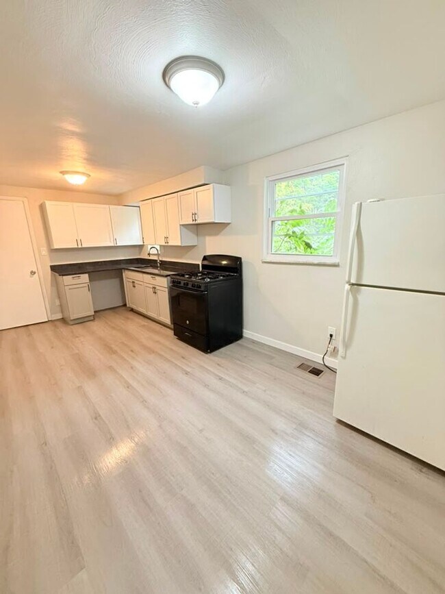 Building Photo - 472-474 Guylyn Dr