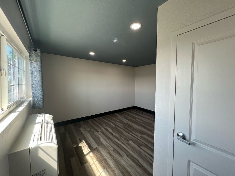 Building Photo - 3570 Pio Pico Dr