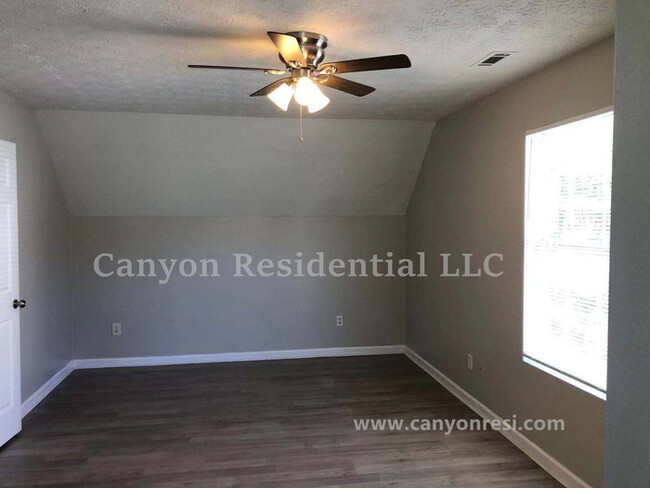 Building Photo - Beautiful 3b Room! Move in ready!