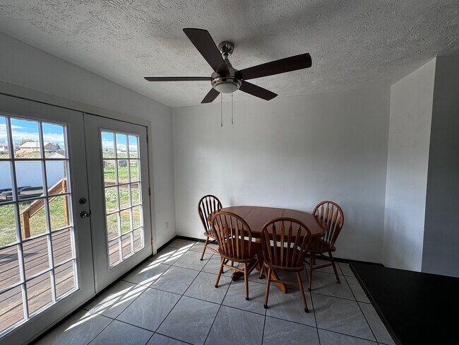 Building Photo - 1040 Jade Dr