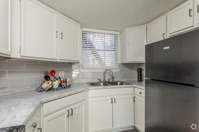 2BR, 2BA - 1056SF - Kitchen - Mandalay Shoreside Apartments