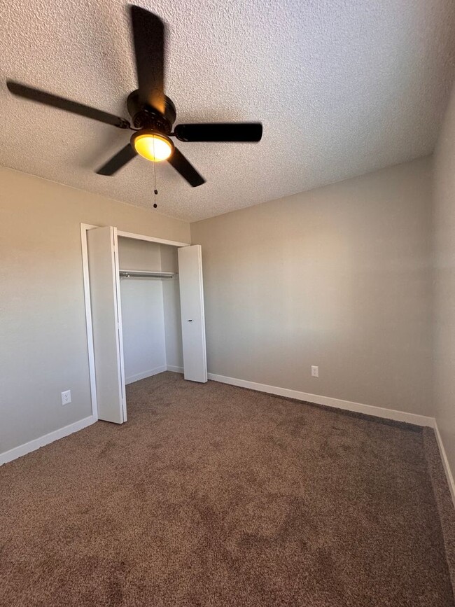 Building Photo - Move into this beautiful 2 bed 1 bath apar...