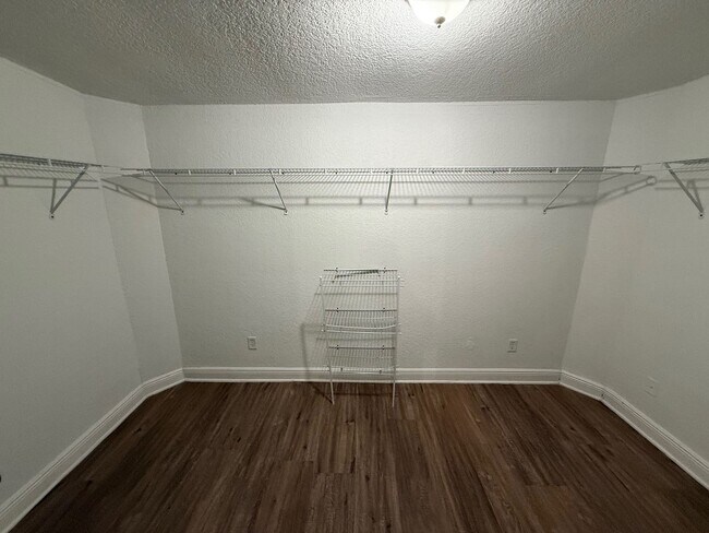 Building Photo - 3 Bedroom, 2 1/2 Bath Single Family Home W...