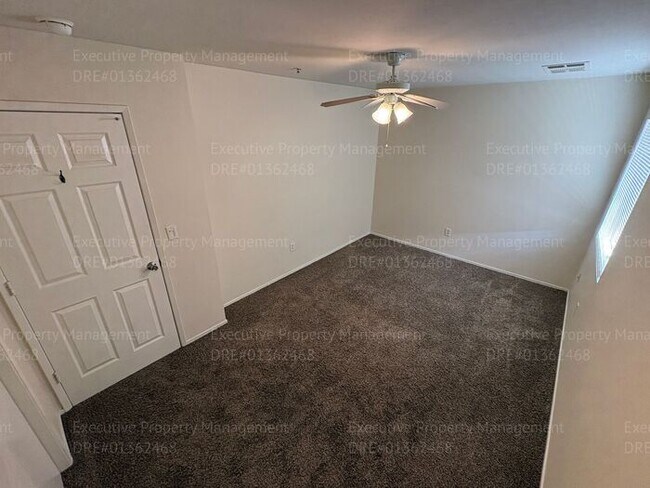 Building Photo - 2 bedroom 1.5 bathroom townhome located in a gated community near Hosking Ave/ S. Union Ave