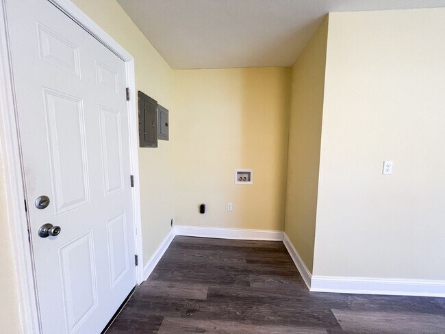 Building Photo - Move-In Specials Available! Completely Rem...