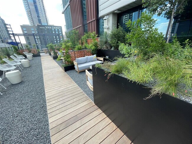 Building Photo - 84 East Ave