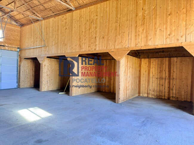 Building Photo - Beautiful 5 bed 2 bath country living - 5+...