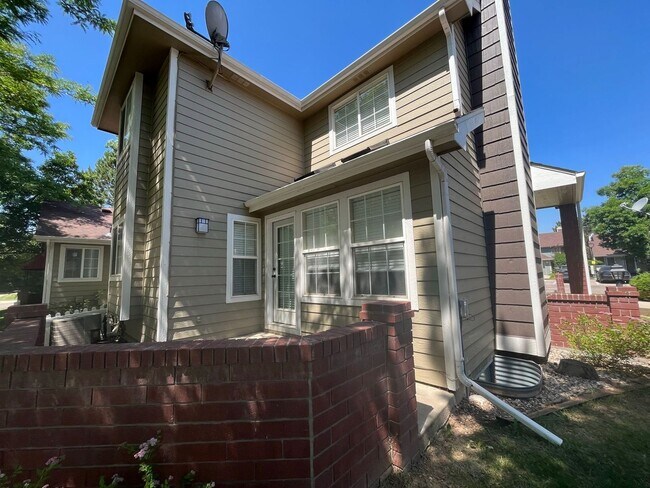 Building Photo - Incredible condo with 2 car garage