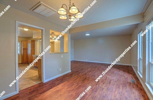 Building Photo - Updated 3 Bedroom, 2 Bathroom, 2 Car Garag...
